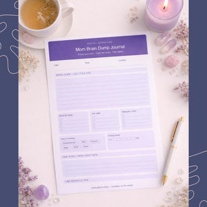 Puede incluir: Descarga digital de un Mom Brain Dump Journal sobre una superficie blanca. El diario tiene un encabezado morado y secciones para notas, con un bolígrafo, una vela y una taza de té cerca. El texto dice "Vacía tu mente. Aclara el caos. Siéntete más ligero."