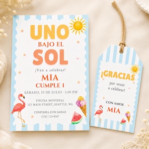 Könnte beinhalten: Eine Party-Einladung und ein passendes Etikett mit Sommerthema. Die Einladung trägt den Text "UNO BAJO EL SOL" und "MIA CUMPLE 1". Auf dem Etikett steht "¡GRACIAS por venir a celebrar!". Beide haben einen blau-weiß gestreiften Rand, Sonne, Flamingo, Eiscreme und Wassermelonen-Illustrationen.