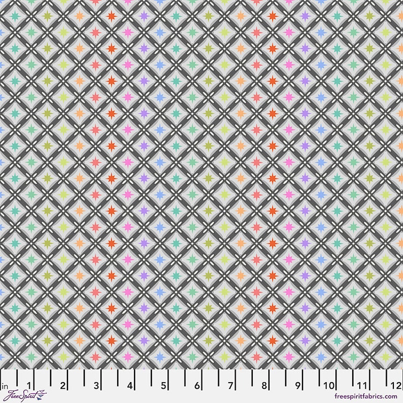 Puede incluir: Una tela gris con un patr&oacute;n repetitivo de diamantes blancos y estrellas de colores. Las estrellas son en tonos de naranja, rosa, verde, azul y morado.