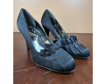 Zapatos de tacón Jessica Bennett de satén negro con volantes y pliegues, suela Vero Cuoio, talla 8 M