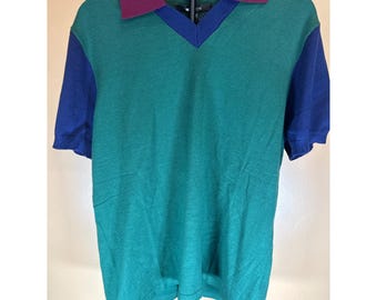 Polo de punto con bloques de color para hombre NovaMen, verde, azul y burdeos, cuello en V, manga corta.