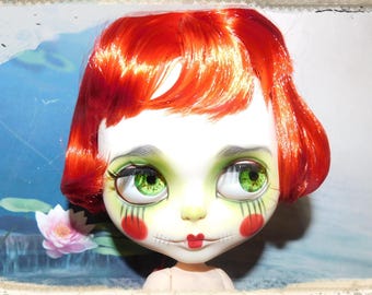 Muñeca Blythe de segunda mano, personalizada por Cheryl Bailey de Spooky Kids Workshop.