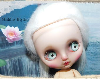 Muñeca Middie Blythe de segunda mano, diseño personalizado de Cheryl Bailey de Spooky Kids Workshop.