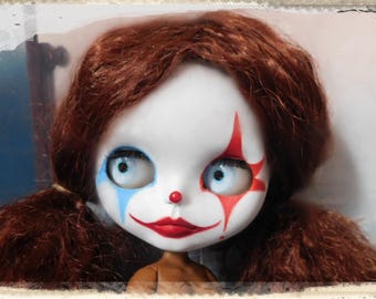 Muñeca Blythe de segunda mano, personalizada por Cheryl Bailey de Spooky Kids Workshop.