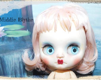 Muñeca Middie Blythe de segunda mano, diseño personalizado de Cheryl Bailey de Spooky Kids Workshop.