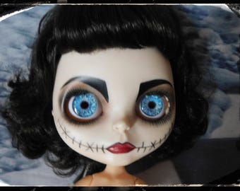 Muñeca Blythe de segunda mano, personalizada por Cheryl Bailey de Spooky Kids Workshop.