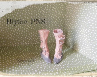 Botas para muñeca Blythe ~ Botas altas hasta la rodilla estilo eduardiano con botones, muy envejecidas ~ Color CARNE/GRIS, inspiración vintage ~ por KarynRuby