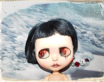 Muñeca Blythe Custom Art 'Coco' de segunda mano, creada por Mink Yip de White Rabbit Blythes.