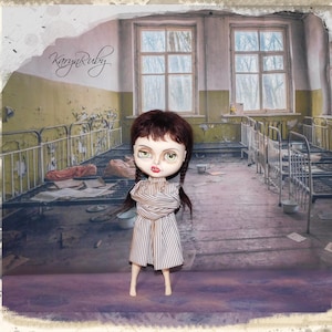 Puede incluir: Una muñeca con cabello oscuro en trenzas, vestida con un vestido a rayas, de pie en una habitación en ruinas con camas de metal. La muñeca tiene tez pálida y lápiz labial rojo. El fondo incluye pintura descascarada y ventanas.