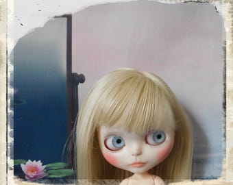 Muñeca Blythe de segunda mano, personalizada por Cheryl Bailey de Spooky Kids Workshop.