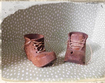 Botas pequeñas de madera talladas a mano, estilo vintage, firmadas por IDH ~ Arte popular Hobo
