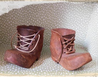 Botas grandes de madera talladas a mano, estilo vintage, firmadas por IDH ~ Arte popular Hobo