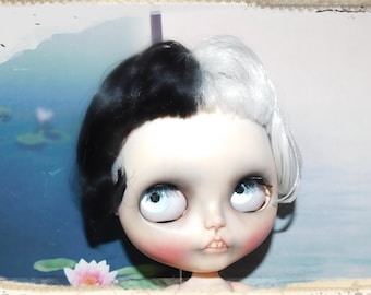 Muñeca Blythe de segunda mano, personalizada por Cheryl Bailey de Spooky Kids Workshop.