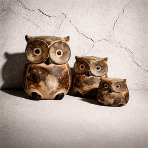 Escultura de trío de búhos tallada a mano en madera, objeto de arte rústico con aspecto envejecido, decoración de coleccionista.