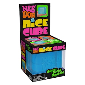 Könnte beinhalten: Ein blaues Nee Doh Nice Cube Sensorik-Spielzeug in einer schwarzen Pappschachtel. Die Schachtel ist mit leuchtend rosa und gelbem Text mit der Aufschrift Nee Doh Nice Cube bedruckt und zeigt Abbildungen des zusammengedrückten Würfels.