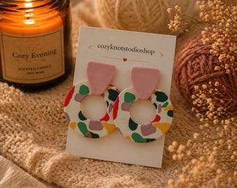 Kleurrijke hangoorbellen van polymeerklei, moderne boho-statementsieraden