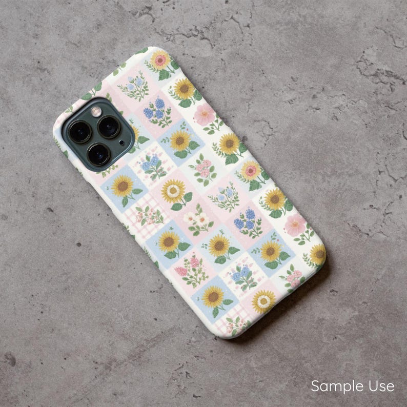 Op de afbeelding: Een witte telefoonhoes met een bloemenpatroon met zonnebloemen, blauwe bloemen en roze rozen. Het ontwerp is gerangschikt in een patchworkstijl met lichtblauwe en roze vierkanten. De tekst "Sample Use" is zichtbaar.