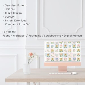 Op de afbeelding: Een desktopcomputer met een bloemenpatroon op het scherm, met zonnebloemen en andere bloemen in een rasterontwerp. De tekst op het scherm luidt: "Seamless Pattern, JPG File, 8192 x 8192 px, 300 DPI, Instant Download, Commercial Use OK."