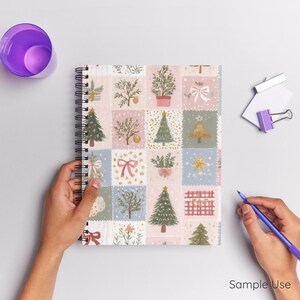 以下が含まれることがあります： クリスマスツリー、リボン、ギフトなどの祝祭的なイラストがグリッド状に描かれたスパイラルノート。ピンク、ブルー、グリーンの柔らかなパステルカラーで構成され、表紙にはゴールドのアクセントが施されたホリデーモチーフが繰り返されています。
