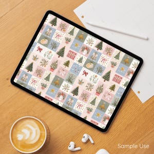 以下が含まれることがあります： デジタルタブレットの画面に、クリスマスの切手が並ぶ繰り返し模様が表示されています。水色と淡いピンクの正方形が交互に配置され、クリスマスツリー、リボン、星、植物のイラストが描かれています。