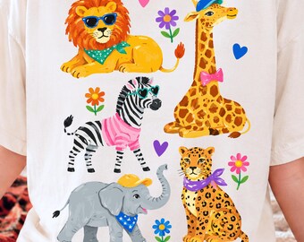 PNG de animales de safari estilo preppy, diseño de camiseta de animales de safari, gráfico de animales de la jungla, camiseta de animales del zoológico, león, jirafa, cebra, elefante, leopardo PNG