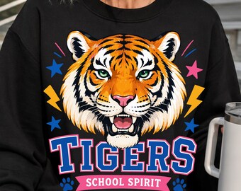 Tigres PNG, Mascota de Tigre PNG, Diseño de Camiseta de Espíritu Escolar, Gráfico de Camiseta de Tigre Rugiente, Tigre de Día de Partido PNG, Gráfico de Espíritu Escolar Universitario