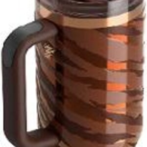 K&ouml;nnte beinhalten: Ein brauner isolierter Becher mit Henkel und Strohhalm. Der Becher hat ein Tigerstreifenmuster in Braun- und Goldt&ouml;nen. Der Griff ist dunkelbraun mit einem schwarzen Griff. Der Deckel ist braun und hat einen Schiebeverschluss. Der Strohhalm ist durchscheinend braun.