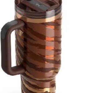 K&ouml;nnte beinhalten: Ein brauner und goldener isolierter Becher mit Griff und Strohhalm. Der Becher hat ein Tigerstreifenmuster und einen dunkelbraunen Deckel. Der Griff ist dunkelbraun mit einem schwarzen Akzent.