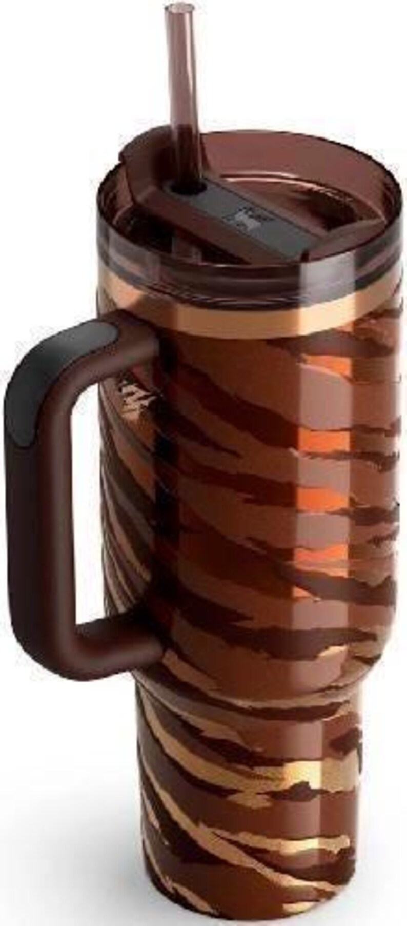 K&ouml;nnte beinhalten: Ein brauner isolierter Becher mit Henkel und Strohhalm. Der Becher hat ein Tigerstreifenmuster in Braun- und Goldt&ouml;nen. Der Griff ist dunkelbraun mit einem schwarzen Griff. Der Deckel ist braun und hat einen Schiebeverschluss.