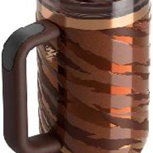 K&ouml;nnte beinhalten: Ein braun-goldener Isolierbecher mit Henkel und Strohhalm. Der Becher hat ein Tigerstreifenmuster und einen dunkelbraunen Deckel. Der Griff ist dunkelbraun mit einem schwarzen Griff. Geeignet f&uuml;r kalte oder hei&szlig;e Getr&auml;nke.