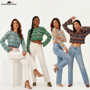 Könnte beinhalten: Vier Frauen, die farbenfrohe, langärmlige, gecroppte Strickpullover mit Wellenmustern tragen. Die Pullover haben Farbtöne von Blau, Grün, Orange und Rot. Sie werden mit weißen und blauen Jeans kombiniert. Das EssaOuterwear-Logo befindet sich oben links.
