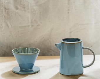 Morning Tide keramische overgietkoffieset, handgemaakte blauwe druppelaar, koffiezetapparaat in Japanse stijl, ambachtelijk keukencadeau, minimalistische brouwset