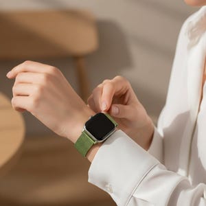 Puede incluir: Una taza de cerámica blanca con un asa negra y el texto "But First, Coffee" en negro y negrita. La taza está sobre una superficie blanca. La taza mide 10 cm de alto.