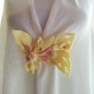 Sjaalbroche - vestbrochespeld - gele bloemenfee, handgemaakt vilt, vilten sluiting, citroengeel, roze, shibori, uniek, OOAK