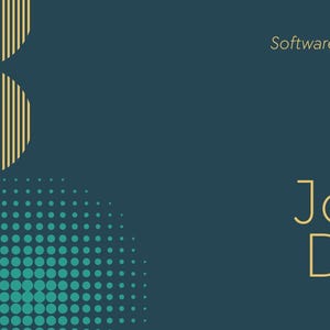 Può includere: Un design di biglietto da visita con sfondo verde acqua e testo dorato. La carta presenta il nome "John Doe" e il titolo "Sviluppatore software". Gli elementi decorativi includono cerchi con linee verticali e una sfumatura di punti verde acqua.