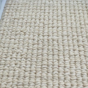 Alfombra de lana tejida a mano con bucles color marfil / Alfombra minimalista texturizada