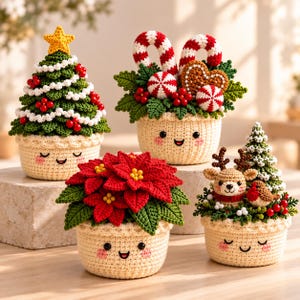 Op de afbeelding: Vier gehaakte plantenbakjes met lachende gezichtjes. Eén bevat een groene kerstboom met een gele ster, één heeft zuurstokken en peperkoek, één toont rode kerststerren en één bevat een rendier en een klein vogeltje.