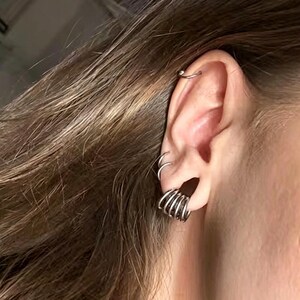 Juego de 10 pendientes de aro apilables para orejas dilatadas, pendientes de aro apilables para lóbulos dilatados, pendientes minimalistas, pendientes de aro Huggie de plata de ley.