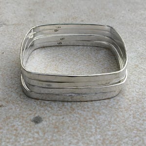 Conjunto de 4 pulseiras largas quadradas em prata de lei 925 com acabamento polido simples - Presente ideal para ela.