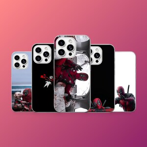 Könnte beinhalten: Eine Auswahl an Handyhüllen mit dem Charakter Deadpool in verschiedenen Posen. Die Hüllen zeigen Deadpool in seinem roten und schwarzen Anzug, einige Designs zeigen ihn mit anderen Charakteren. Die Hüllen sind in verschiedenen Farben.