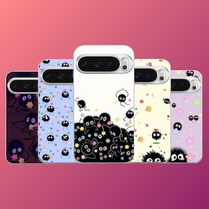 Puede incluir: Cinco fundas para smartphone con un patrón de pequeñas criaturas negras peludas y estrellas de colores. Las fundas tienen varios colores de fondo, incluyendo morado oscuro, azul claro, blanco, crema y lavanda claro, con una abertura para cámara.