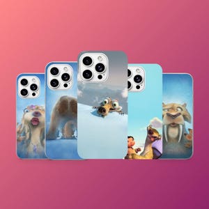Op de afbeelding: Vijf telefoonhoesjes met personages uit de animatiefilm "Ice Age". Elke hoesje toont een ander personage tegen een achtergrond van sneeuw en blauwe lucht. De hoesjes zijn in blauw- en wittinten, met gedetailleerde karakterillustraties.