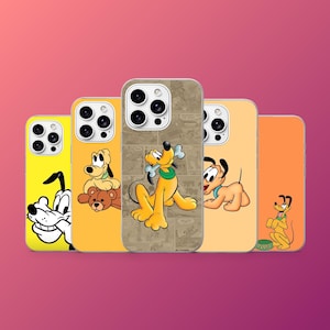 Puede incluir: Una colección de fundas para teléfonos con Pluto, el perro de dibujos animados de Disney. Las fundas muestran a Pluto en varias poses, con diferentes colores de fondo, incluyendo amarillo, naranja y un diseño de cómic beige. Las fundas están dispuestas en fila sobre un fondo rosa degradado.