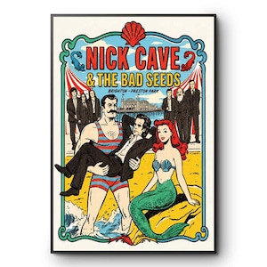 Può includere: Un poster di un concerto dei Nick Cave & The Bad Seeds a Brighton Preston Park. L'illustrazione mostra un forzuto in costume a righe rosse e blu che trasporta un uomo in giacca e cravatta, con una sirena seduta su una roccia e i membri del gruppo.