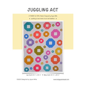 Puede incluir: Un patrón de acolchado llamado "Juggling Act" diseñado por Jayne Willis. El patrón presenta un fondo blanco con formas geométricas coloridas en tonos de azul, verde, naranja, rosa, morado y amarillo. El patrón está disponible en dos tamaños: una colcha para el regazo que mide 49 1/2 pulgadas por 65 1/4 pulgadas y una colcha para bebé que mide 43 1/2 pulgadas por 49 1/2 pulgadas.
