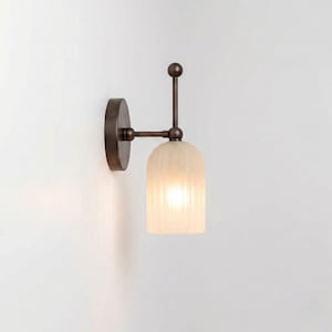 Vägglampa i naturlig räfflad alabaster, mässingsvägglampa, lyxig art déco-sänglampa med stickkontakt