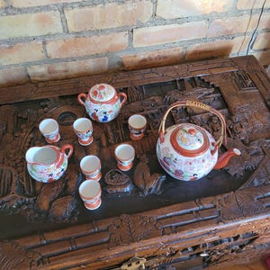 Zabytkowy, ręcznie malowany japoński zestaw do herbaty KUTANI – Sceny gejszy – Prywatna kolekcja Porcelany w skorupce jajka