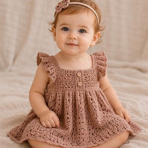 Patrón de vestido de encaje para bebé niña tejido a crochet, con mangas con volantes y botones de madera (descarga en PDF)