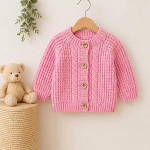 Cardigan per neonata color rosa cipria all'uncinetto / Maglione a trecce, giacca per bambina (download PDF)