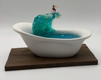 Decorazione per vasca da bagno a tema surf | Vasca da bagno in ceramica realizzata a mano | Onda in resina epossidica | Surfista in miniatura | Decorazione per il bagno divertente e originale